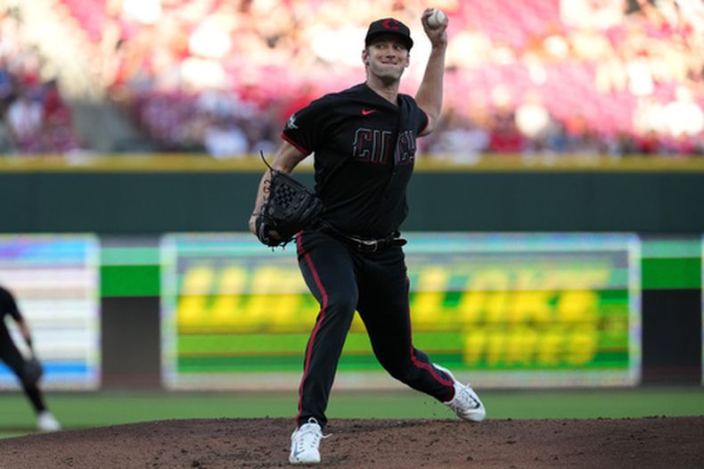 El lanzador de los Rojos de Cincinnati, Nick Lodolo, lanza la bola durante la segunda entrada de un partido de béisbol contra los Diamondbacks de Arizona, el viernes 12 de junio de 2026, en Cincinnati. (Foto AP/Kareem Elgazzar)