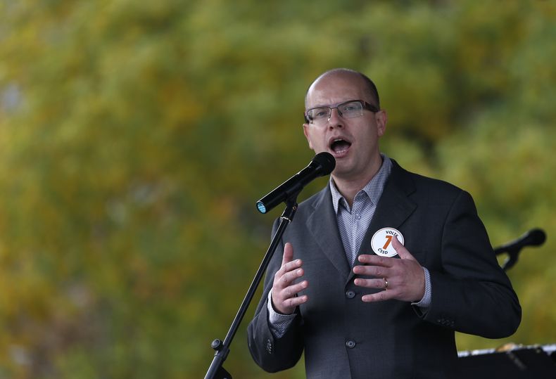 Bohuslav Sobotka, presidente del Partido Socialdem&oacute;crata, habla en un mitin en la ciudad de Brno, Rep&uacute;blica Checa, el jueves 24 de octubre del 2013, antes de los comicios generales del 25 y 26 de octubre. (Foto AP/Petr David Josek)