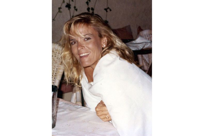 En esta fotografía sin fecha proporcionada por Lifetime una imagen de Nicole Brown Simpson, quien es retratada en el documental The Life & Murder of Nicole Brown Simpson que se estrena el 1 de junio en Lifetime. (Brown Family Photo/Lifetime via AP)