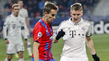 americateve | El jugador de Bayern Munich,  Bastian Schweinsteiger, derecha, disputa un bal&oacute;n en un partido por la Liga de Campeones el martes, 5 de noviembre de 2013, en Pilsen, Rep&uacute;blica Checa. (AP Photo/Petr David Josek)