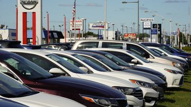 ARCHIVO - Automóviles a la venta permanecen alineados en una distribuidora de autos usados, el jueves 29 de septiembre de 2022, en Filadelfia. (AP Foto/Matt Rourke, archivo)