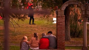 Varias personas que buscan a familiares que viajaban en los trenes accidentados en el centro de España, en una residencia religiosa convertida en centro de atención temporal para los afectados, en Toledo, España, el 29 de octubre de 2026. (AP Foto/Andrea Comas)