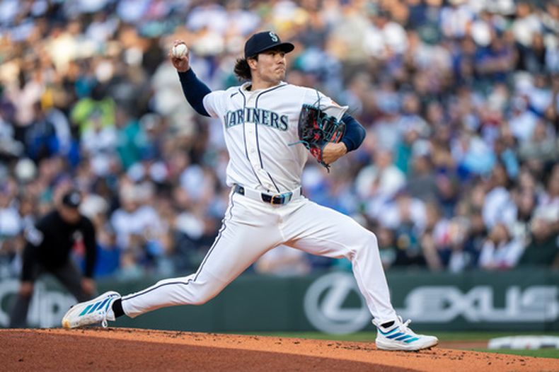 El lanzador abridor de los Marineros de Seattle, Bryan Woo, realiza un lanzamiento durante la segunda entrada de un partido de béisbol contra los Diamondbacks de Arizona, el sábado 30 de mayo de 2026, en Seattle. (Foto AP/Stephen Brashear)