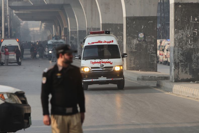 Una ambulancia con personas heridas se dirige a un hospital tras un ataque suicida a un cuartel de la policía federal en Peshawar, Pakistán, el lunes 24 de noviembre de 2025. (AP Foto/Muhammad Zubair)