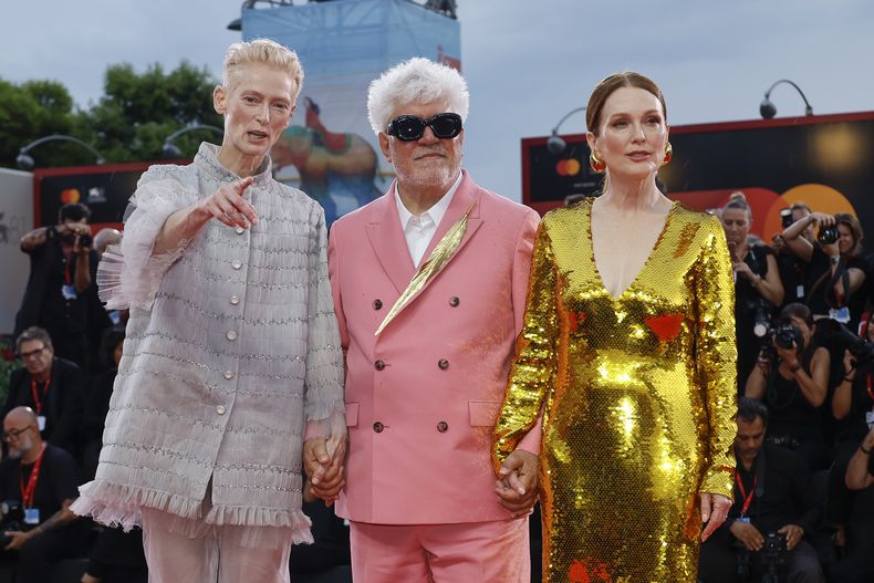Tilda Swinton, izquierda, el director Pedro Almodóvar y Julianne Moore posan a su llegada para el estreno de la película The Room Next Door durante la 81ª edición del Festival de Cine de Venecia en Venecia, Italia, el lunes 2 de septiembre de 2024. (Foto Joel C Ryan/Invision/AP)