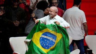 El presidente brasileño Luiz Inácio Lula da Silva llega con una bandera brasileña a un mitin de campaña con artistas en Río de Janeiro, Brasil, el miércoles 23 de septiembre de 2026. (AP Foto/Silvia Izquierdo)