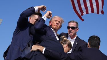 ARCHIVO - El candidato republicano a la presidencia, el expresidente Donald Trump, rodeado por agentes del Servicio Secreto durante un evento de campaña el 13 de julio de 2024, en Butler, Pensilvania. (AP Foto/Evan Vucci, Archivo)