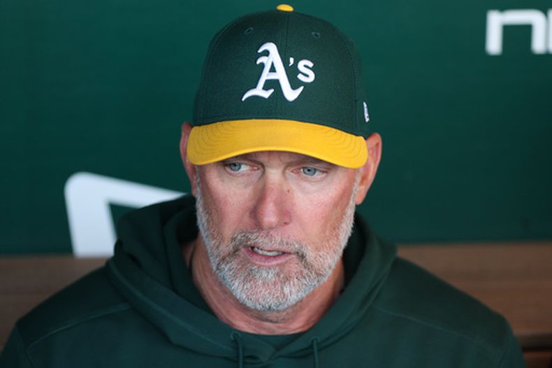 El mánager de los Atleticos, Mark Kotsay, habla con los medios de comunicación antes de un partido de béisbol contra los Yankees de Nueva York, el viernes 29 de mayo de 2026, en West Sacramento, California. (Foto AP/Scott Marshall)