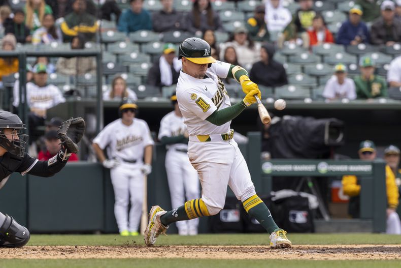 Luis Urías (17), de los Atléticos, conecta un jonrón durante la décima entrada de un juego de béisbol contra los Medias Blancas de Chicago, el domingo 27 de abril de 2025, en West Sacramento, California (AP Foto/Sara Nevis)