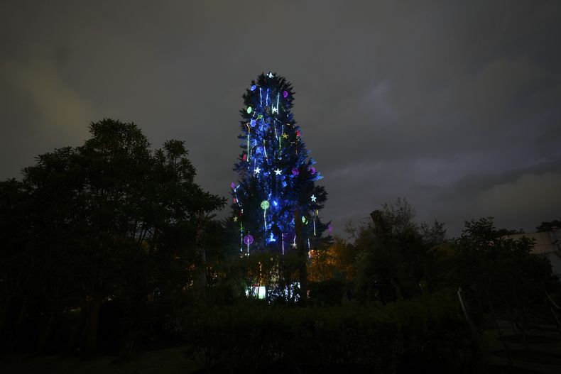 Un árbol de Navidad alimentado con energía solar en el Parque de la Carolina, en Quito, Ecuador, el miércoles 4 de diciembre de 2024, ante la crisis energética y los cortes de luz de varias horas diarias que las autoridades han atribuido a una sequía. El gobierno del presidente Daniel Noboa anunció que los cortes quedarían suspendidos desde el 20 de diciembre durante las fiestas navideñas y de fin de año. (AP Foto/Dolores Ochoa)