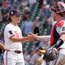 El relevista de los Mellizos de Minnesota Travis Adams celebra con el catcher Ryan Jeffers en el encuentro ante los Atléticos el domingo 26 de julio del 2026. (AP Foto/Bruce Kluckhohn)
