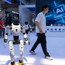 ARCHIVO - Un trabajador pasa junto a robots de la empresa china Lens en el China International Supply Chain Expo en Beijing, el 22 de junio de 2026. (AP Photo/Ng Han Guan, archivo)