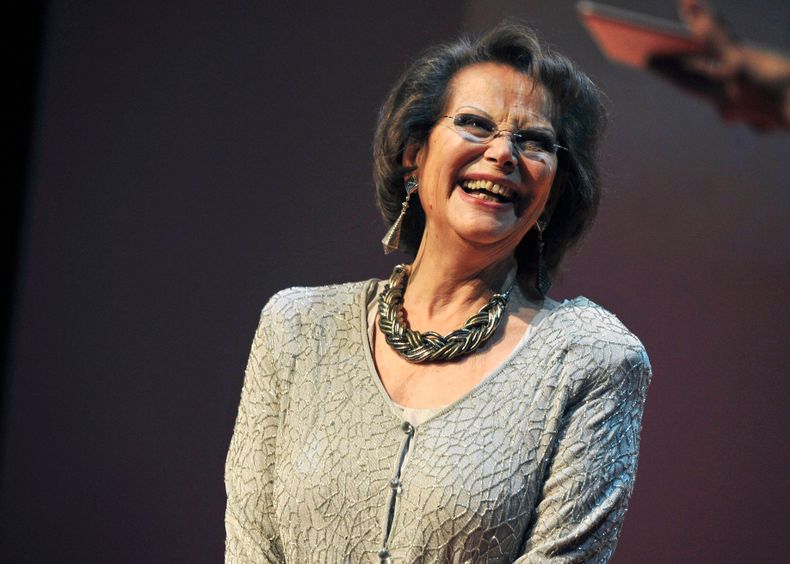 ARCHIVO - La actriz italiana Claudia Cardinale en la ceremonia de entrega de premios Prix Lumières en París el 18 de enero de 2013. (Foto AP/Zacharie Scheurer, archivo)