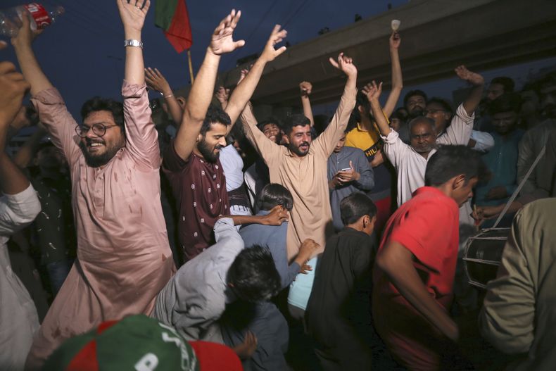 Partidarios del ex primer ministro paquistaní Imran Khan celebran en Multan, Pakistán, el jueves 11 de mayo de 2023 después que la Corte Suprema ordenó que Khan fuera puesto en libertad. (AP Foto/Asim Tanveer)