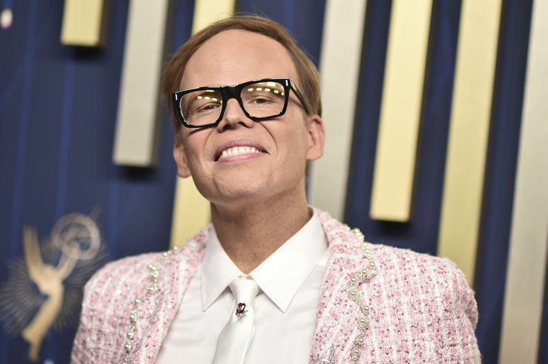 Jeff Hiller llega a la 77.ª edición de los Premios Emmy el domingo 14 de septiembre de 2025 en el Teatro Peacock de Los Ángeles. (Foto Richard Shotwell/Invision/AP)