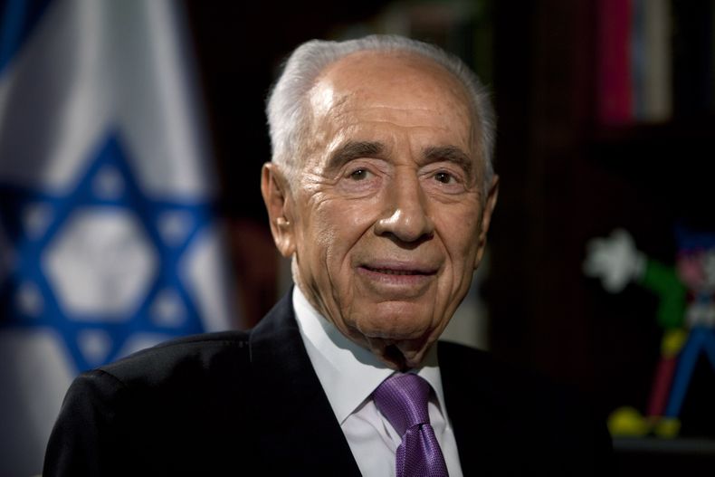 Foto del domingo, 16 de junio del 2013 del presidente israel&iacute; Shimon Peres en una entrevista con The Associated Press en la residencia presidencial de Jerusal&eacute;n. (Foto AP/Sebastian Scheiner)