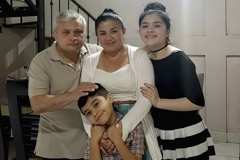 En esta foto de junio de 2020, Xavier Chavarría, a la izquierda, posa para una foto con su esposa Karen Chavarría, al centro, y su hija Karen Azriela Chavarría, a la derecha, y su hijo Xavier Yahir Chavarría, en Jinotega, Nicaragua. (Cortesía de Xavier Chavarría via AP)
