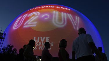 Personas llegan al la inauguración del foro Sphere con el primer concierto de la residencia de U2 UV Achtung Baby el 29 de septiembre de 2023 en Las Vegas. (Foto AP/John Locher)