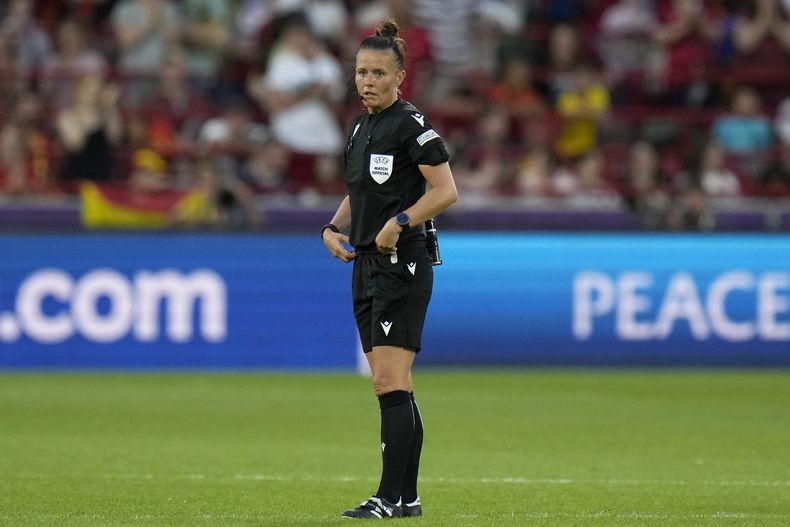 ARCHIVO - En foto del 16 de julio del 2022, la árbitro Rebecca Welch durante el encuentro de la Euro femenina 2022 entre Dinamarca y España. El jueves 14 de diciembre del 2023, Welch se convertirá en la primer mujer árbitro central en la Liga Premier el 23 de diciembre. (AP Foto/Alessandra Tarantino, file)