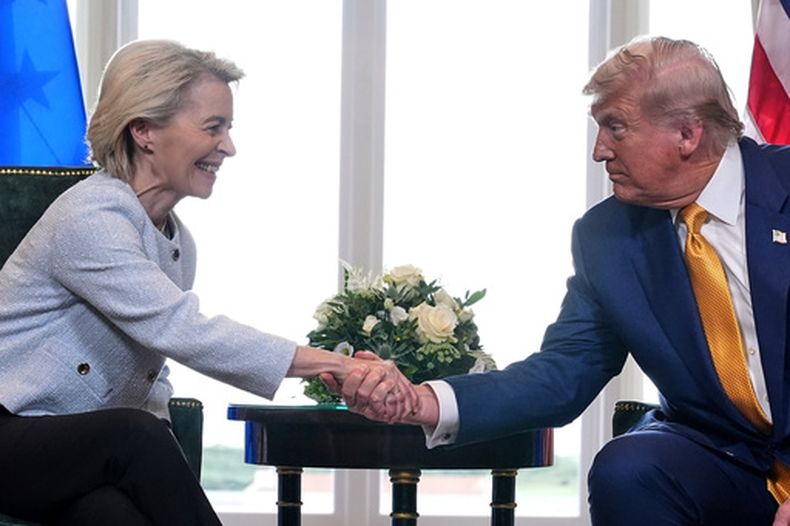 ARCHIVO - El presidente de Estados Unidos, Donald Trump, y la presidenta de la Comisión Europea, Ursula von der Leyen, se estrechan la mano tras alcanzar un acuerdo comercial en el campo de golf Trump en Turnberry, Escocia, el 27 de julio de 2025. (AP Foto/Jacquelyn Martin, Archivo)