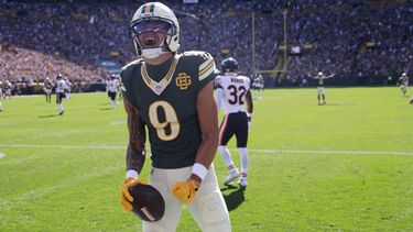 Christian Watson de los Packers de Green Bay festeja tras atrapar un pase de touchdown en el encuentro ante los Bears de Chicago el domingo 11 de octubre del 2026. (AP Foto/Mike Roemer)