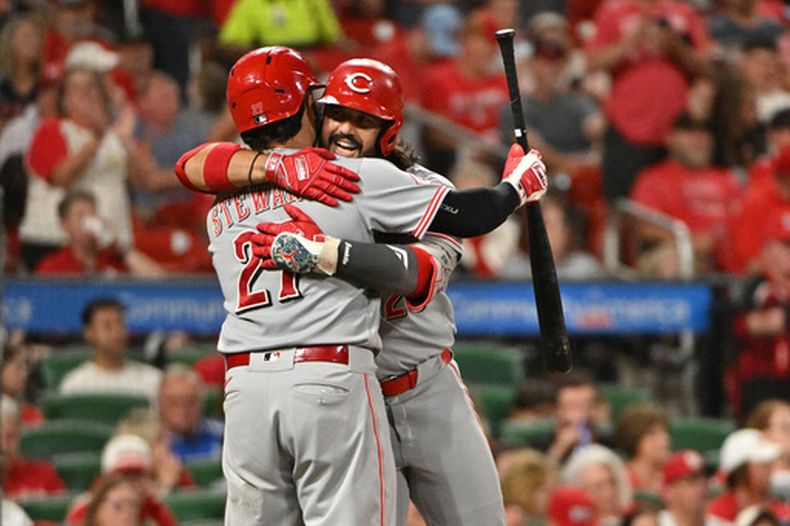 El venezolano Eugenio Suárez, de los Rojos de Cincinnati festeja con su compañero Sal Stewart luego de conseguir un jonrón de dos carreras ante los Cardenales de San Luis, en el duelo del viernes 24 de julio de 2026 (AP Foto/Jeff Le)