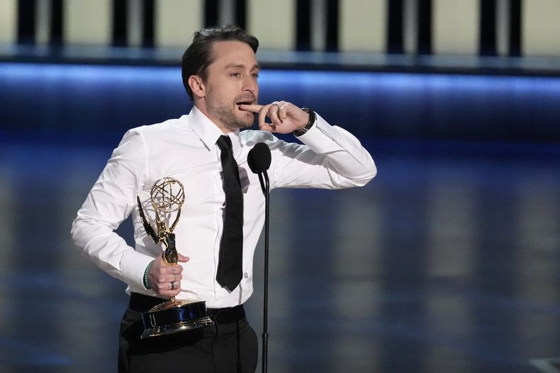 Kieran Culkin recibe el premio a mejor actor de drama por Succession en la 75a edición de los Premios Emmy el lunes 15 de enero de 2024 en el Teatro Peacock de Los Ángeles. (Foto AP/Chris Pizzello)