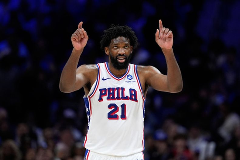 Joel Embiid, de los 76ers de Filadeflia, reacciona durante la segunda mitad del sexto juego de la serie de primera ronda de playoffs del baloncesto de la NBA contra los Celtics de Boston, el jueves 30 de abril de 2026, en Filadelfia. (AP Foto/Matt Slocum)
