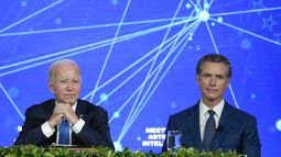 El presidente Joe Biden y el gobernador de California, Gavin Newsom, durante un foro sobre la gestión de los riesgos de la inteligencia artificial en San Francisco, el 20 de junio de 2023. (Foto AP/Susan Walsh, Archivo)
