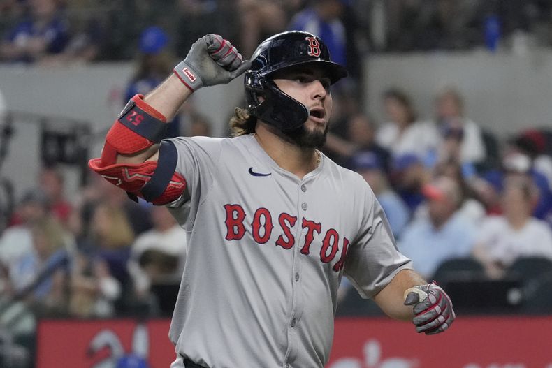 El venezolano de los Medias Rojas de Boston, Wilyer Abreu celebra luego de impactar un jonrón durante la cuarta entrada del juego de béisbol ante los Rangers de Texas, en Arlington, Texas, el domingo 4 de agosto de 2024. (AP Foto/LM Otero)