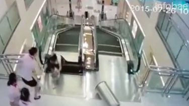 salva a su hijo antes de morir tragada por escalera mecanica