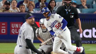 Mookie Betts, derecha, de los Dodgers de Los Ángeles, batea un sencillo productor mientras Antonio Senzatela, izquierda, de los Rockies de Colorado, reacciona durante la octava entrada del juego de béisol de Grandes Ligas, el miércoles 8 de julio de 2026, en Los Ángeles. (AP Foto/Mark J. Terrill)