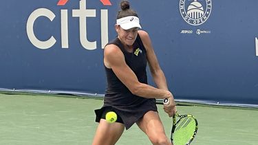 La estadounidense Jennifer Brady hace una devolución de revés ante la ucraniana Anhelina Kalinina, en la primera ronda del Abierto de Washington, el martes 1 de agosto de 2023 (AP Foto/Howard Fendrich)