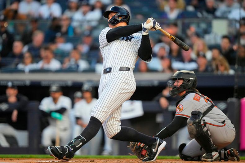 Aaron Judge de los Yankees de Nueva York pega un jonrón de dos carreras en la primera entrada ante los Orioles de Baltimore el lunes 4 de mayo del 2026. (AP Foto/Yuki Iwamura)