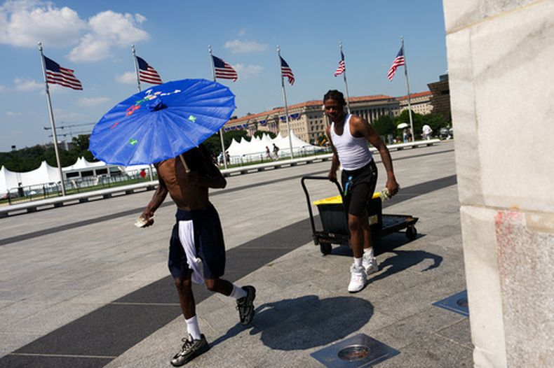ARCHIVO – Vendedores ofrecen botellas de Gatorade y agua cerca del Monumento a Washington durante una ola de calor, el 3 de julio de 2026, en Washington. (AP Foto/Julia Demaree Nikhinson, Archivo)