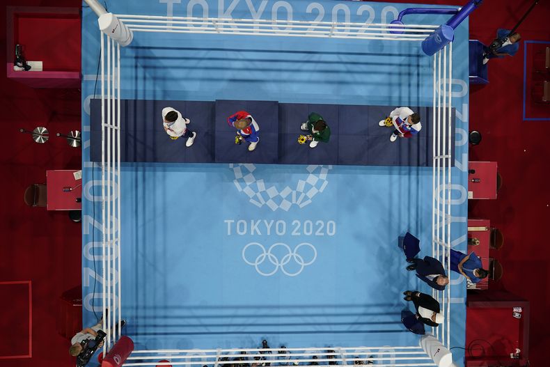 ARCHIVO - La foto del 3 de agosto de 2021 muestra el final de la ceremonia de premiación del boxeo, en la categoría welter, de los Juegos Olímpicos en Tokio (AP Foto/Frank Franklin II)
