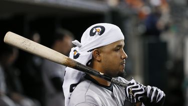 americateve | El cubano Jos&eacute; Abreu, de los Medias Blancas de Chicago, sostiene un bate dentro del dugout durante un juego ante los Tigres de Detroit, el 23 de septiembre de 2014. El jueves 6 de noviembre, Abreu figur&oacute; entre los ganadores del Bate de Plata