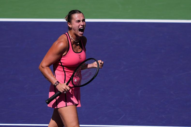 La bielorrusa Aryna Sabalenka reacciona tras ganar un punto ante la kazaja Elena Rybakina durante el partido final del torneo de tenis BNP Paribas Open, el domingo 15 de marzo de 2026, en Indian Wells, California. (Foto AP/Mark J. Terrill)