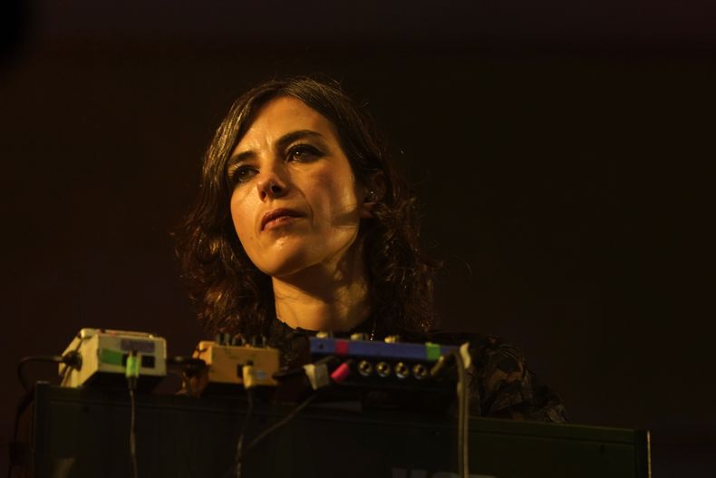Mira Aroyo de Ladytron durante su concierto en el festival Corona Capital en la Ciudad de México, el domingo 19 de noviembre de 2023. (Foto AP/Aurea Del Rosario)