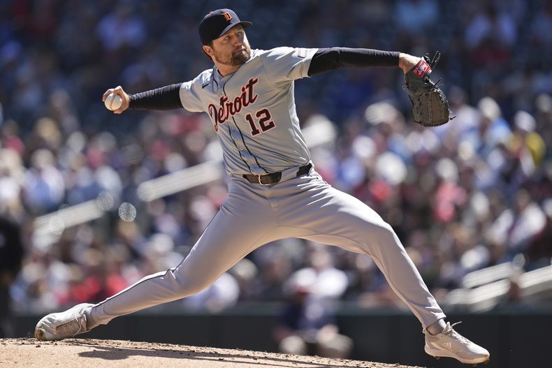 El abridor de los Tigres de Detroit Casey Mize realiza un lanzamiento durante la segunda entrada del juego de béisbol ante los Mellizos de Minnesota, el domingo 21 de abril de 2024, en Mineápolis. (AP Foto/Abbie Parr)