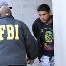 ARCHIVO - Esta fotografía del jueves 2 de marzo de 2017, el acusado miembro de la pandilla MS-13, Alexi Saenz, es escoltado por agentes del FBI en Central Islip, Nueva York, tras ser detenido. (James Carbone/Newsday vía AP, Archivo)