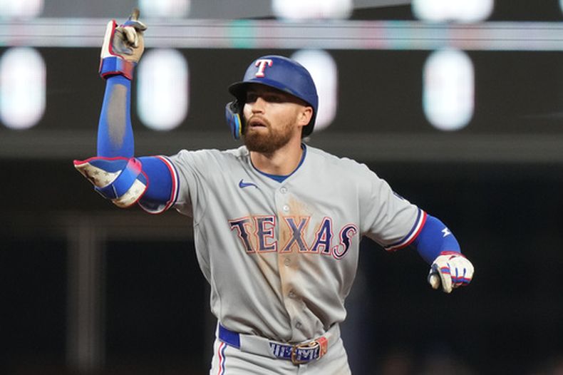 Brandon Nimmo reacciona después de batear un doble durante la octava entrada del juego de béisbol de Grandes Ligas contra los Marlins de Miami, el lunes 22 de junio de 2026, en Miami. (AP Foto/Lynne Sladky)