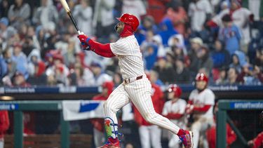 Bryce Harper, de los Filis de Filadelfia, conecta un grand slam ante los Rojos de Cincinnati, el martes 2 de abril de 2024 (AP Foto/Chris Szagola)
