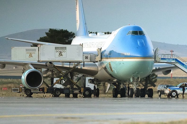 El avión presidencial estadounidense en el aeropuerto de Ankara, Turquía, el 8 de julio del 2026. (AP foto/Alex Brandon)