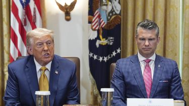 El presidente de Estados Unidos, Donald Trump, izquierda, con el secretario de Defensa, Pete Hegseth, derecha, en una reunión del gabinete en la Casa Blanca, el martes 8 de julio de 2025, en Washington. (AP Foto/Evan Vucci)