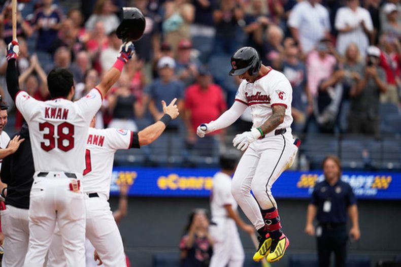 Brayan Rocchio, derecha, de los Guardianes de Cleveland, brinca sobre el plato después de batear el jonrón de la victoria en la novena entrada del juego de béisbol de Grandes Ligas contra los Tigres de Detroit, en el primero de una doble cartelera dividida, el viernes 4 de septiembre de 2026, en Cleveland. (AP Foto/Sue Ogrocki)