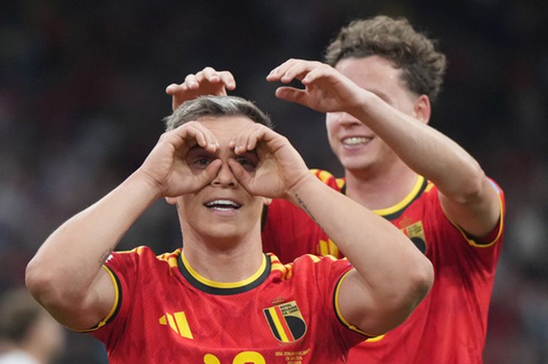 El belga Leandro Trossard (10) celebra después de anotar ante Nueva Zelanda en su partido por el Gruopo G del Mundial, el viernes 26 de junio de 2026, en Vancouver. (Darryl Dyck/The Canadian Press via AP)