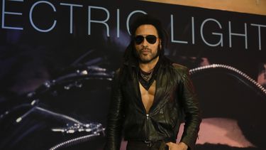 Lenny Kravitz posa en una conferencia de prensa para promover su álbum Blue Electric Light en la Ciudad de México el martes 26 de marzo de 2024. (Foto AP/Marco Ugarte)