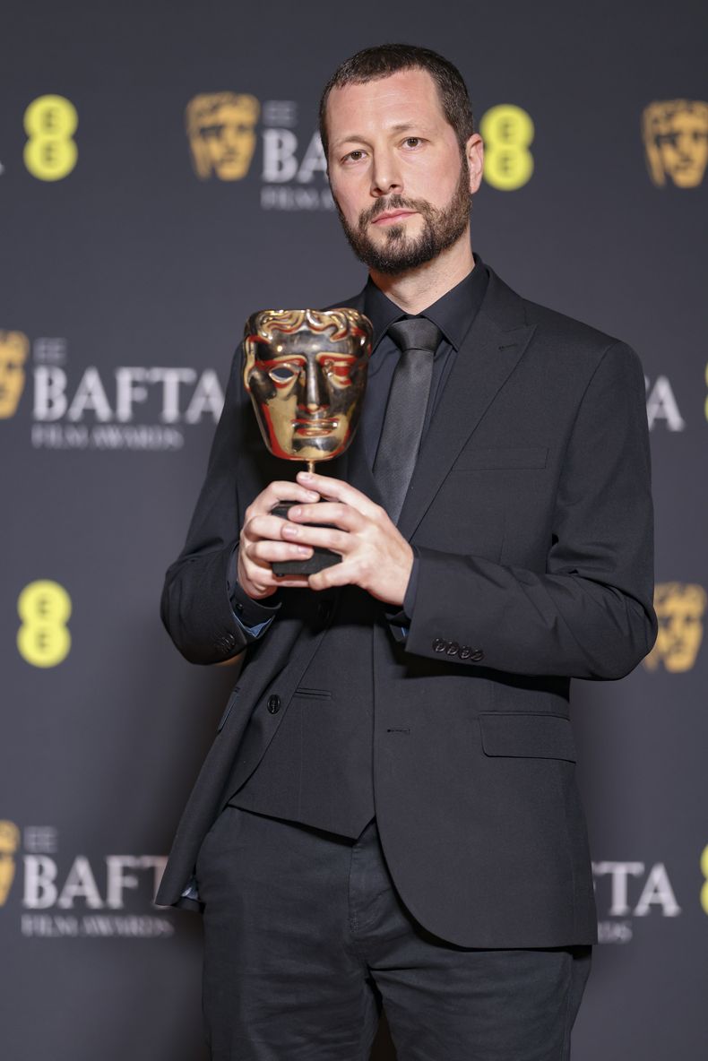 El director, productor y periodista de The Associated Press Mstyslav Chernov, ganador del premio a mejor documental por 20 Days in Mariupol, posa en la 77a entrega de los Premios de la Academia Británica de Cine (BAFTA) en Londres el domingo 18 de febrero de 2024. (Foto Vianney Le Caer/Invision/AP)