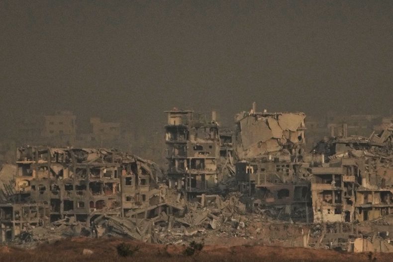 Edificios que quedaron destruidos durante la campaña militar aérea y terrestre de Israel, el jueves 9 de octubre de 2025, tras el anuncio de que Israel y Hamás han acordado la primera fase de un plan de paz para detener los combates. (AP Foto/Ariel Schalit)